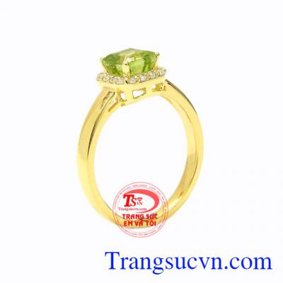 Nhẫn nữ vàng Peridot xinh xắn phù hợp cho những người mệnh Mộc và mệnh Hỏa.