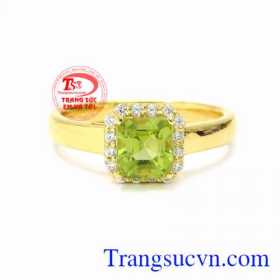 Nhẫn nữ vàng Peridot xinh xắn đem lại nhiều may mắn cho người đeo.