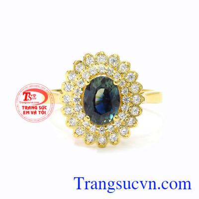 Nhẫn nữ vàng sapphire duyên dáng là sản phẩm được chế tác tỉ mỉ từ đá sapphire thiên nhiên trong suốt, màu sắc thu hút ánh nhìn.