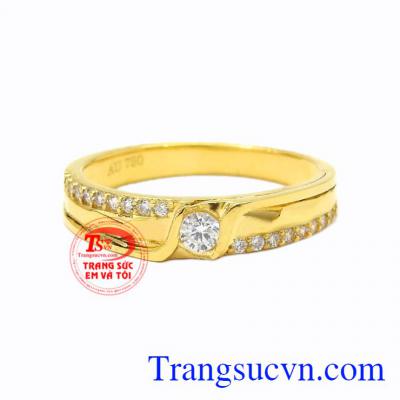 Nhẫn nữ vàng tao nhã vàng 18k dễ kết hợp với nhiều kiểu quần áo.