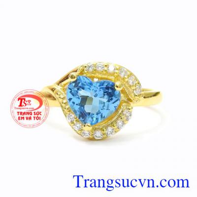 Nhẫn nữ vàng Topaz trái tim phù hợp cho những người mệnh Thủy và mệnh Mộc.
