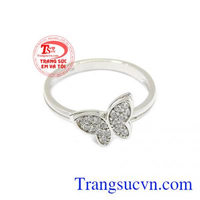 Trong các nền văn hóa Hy Lạp và Nga, bướm là một biểu tượng của nữ tính và duyên dáng, thậm chí là đại diện của một tâm hồn tinh khiết,Nhẫn nữ vàng trắng hồ điệp