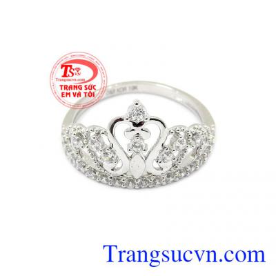 Thiết kế hình vương miện nhẹ nhàng nữ tính mang lại sự nổi bật và dễ thương cho phái nữ,Nhẫn nữ vàng trắng vương miện