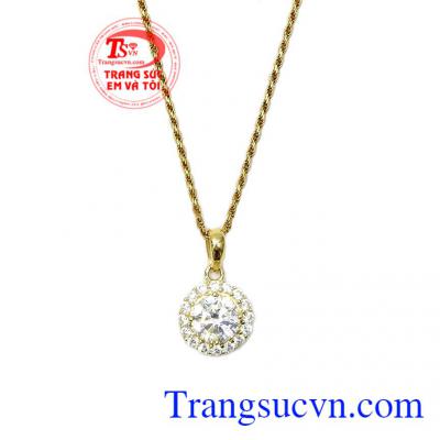 Dây chuyền xoắn mảnh kết hợp cùng càng làm tăng thêm vẻ sang trọng cho sản phẩm,Bộ dây nữ vàng nổi bật