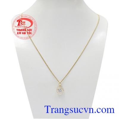 Bộ dây nữ vàng nổi bật là bộ sản phẩm kết hợp từ mặt dây và dây chuyền nhập khẩu từ vàng 18k chất lượng,Bộ dây nữ vàng nổi bật