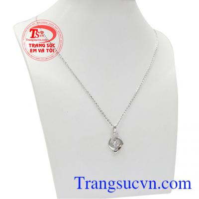 Sự kết hợp độc đáo từ mặt dây và dây chuyền vàng đều được nhập khẩu từ nước ngoài mang lại sự mới mẻ cho bộ sản phẩm,Bộ dây nữ vàng trắng nhỏ nhắn