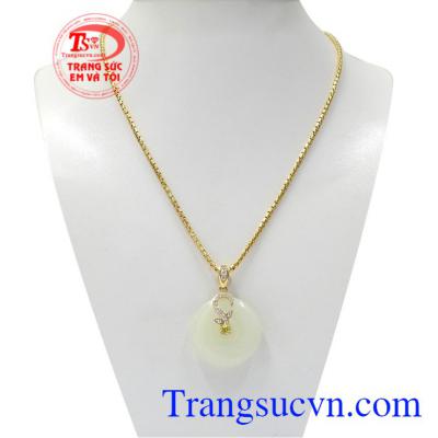 Bộ mặt dây ngọc cẩm thạch nữ tính là sự kết hợp giữa mặt dây vàng cẩm thạch và dây chuyền vàng bền đẹp.