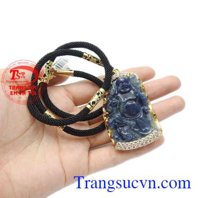 Đá sapphire thiên nhiên được chạm khắc hình phật di lặc rất tinh tế và đẹp mắt. Bộ trang sức phật di lặc sapphire vạn phúc