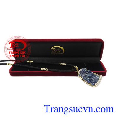 Bộ trang sức thích hợp với nhiều kiểu trang phục. Bộ trang sức phật di lặc sapphire vạn phúc.