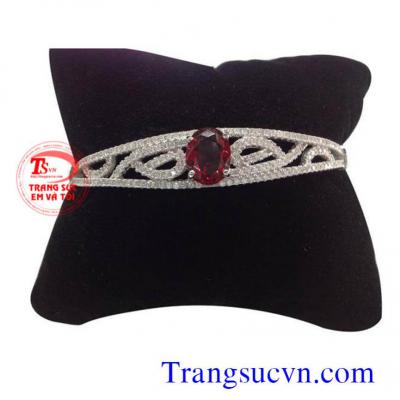 Chiếc vòng tay đính đá granet