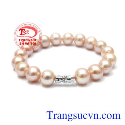Chuỗi tay ngọc trai quý phái có màu hồng vô cùng trang nhã và sang trọng.