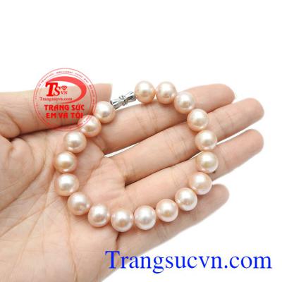 Không chỉ bới vẻ đẹp mà nó mang lại nhưng còn về ý nghĩa đằng sau của chuỗi ngọc trai. Chuỗi tay ngọc trai quý phái