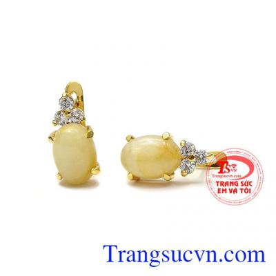 Hoa tai saphir vàng là loại đá quý mang nhiều năng lượng tốt, giúp người đeo luôn vui vẻ và hạnh phúc