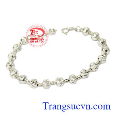 Lắc tay nữ bi bạc tôn lên vẻ nữ tính, trẻ trung cho nữ giới.
