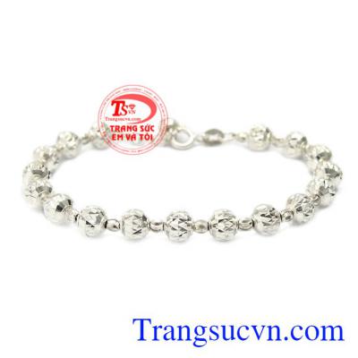 Lắc tay nữ bi bạc được chế tác công phu với đường nét tinh tế.