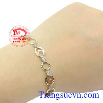 Sản phẩm được nhiều cô nàng ưa thích và lựa chọn,Lắc tay nữ vàng thanh lịch