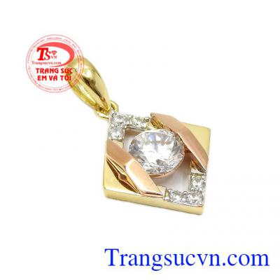 Được chế tác từ vàng 18k chất lượng cao bằng công nghệ hiện đại của Hàn Quốc làm tôn lên vẻ sang trọng, thanh lịch cho sản phẩm,Mặt dây nữ vàng cá tính