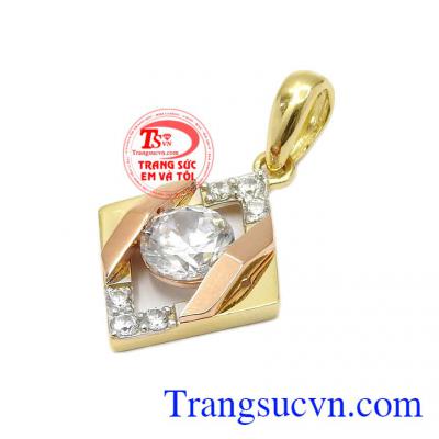 Với thiết kế tỉ mỉ tới từng chi tiết kết hợp cùng điểm nhấn là viên đá CZ lấp lánh ngay chính giữa làm sản phẩm trở nên nổi bật hơn,Mặt dây nữ vàng cá tính