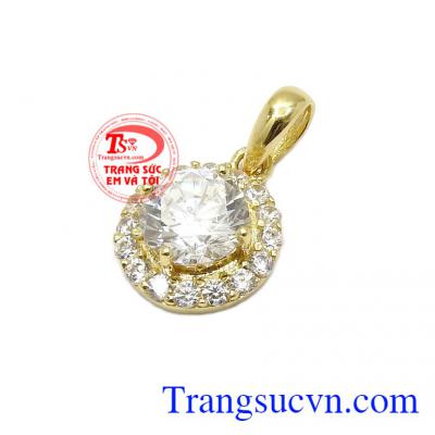 Được chế tác tỉ mỉ, tinh tế, nhẹ nhàng nhưng không kém phần độc đáo dành cho phái đẹp,Mặt dây nữ vàng nổi bật