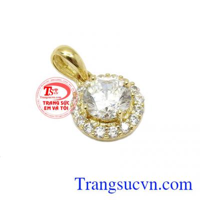 Với thiết kế đơn giản cùng điểm nhấn là viên đá CZ to ở giữa bao quanh là các viên nhỏ làm tăng sự nổi bật cho mặt dây,Mặt dây nữ vàng nổi bật