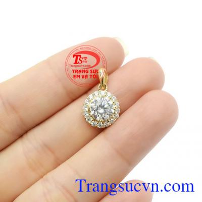 Đây là sản phẩm thuộc top bán chạy được rất nhiều khách hàng nữ yêu thích và lựa chọn,Mặt dây nữ vàng nổi bật