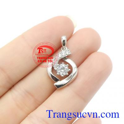 Sản phẩm đang được rất nhiều khách hàng của Trang sức Em và Tôi yêu thích và lựa chọn,Mặt dây nữ vàng trắng nhỏ nhắn