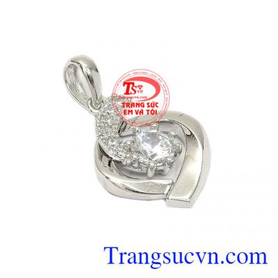 Với chi tiết kết cườm xung quanh uốn lượn và điểm nhấn là viên đá CZ to tạo sự nổi bật cho sản phẩm,Mặt dây nữ vàng trắng nhỏ nhắn