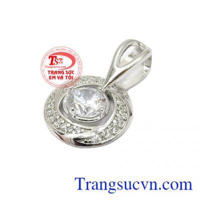 Viên đá CZ to chính giữa làm những người xung quanh khó có thể rời mắt khỏi sản phẩm vì sự nổi bật,Mặt dây nữ vàng trắng quý phái