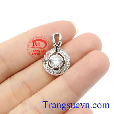 Mặt dây còn dễ dàng kết hợp với nhiều loại trang phục khác nhau, với mọi lứa tuổi,Mặt dây nữ vàng trắng quý phái