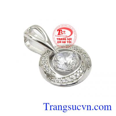 Mặt dây với kiểu dáng trẻ trung mang lại vẻ nữ tính, sang trọng cho người sử dụng,Mặt dây nữ vàng trắng quý phái