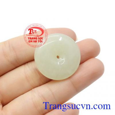 Theo phong thủy, ngọc Jadeite phù hợp với tất cả các mệnh nên được rất nhiều khách hàng ưa chuộng,Mặt đồng xu Jadeite phú quý