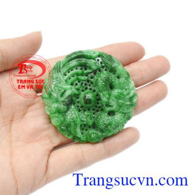 Mặt ngọc được chạm khắc tinh tế, sắc nét tới từng chi tiết. Mặt ngọc cẩm thạch long phụng