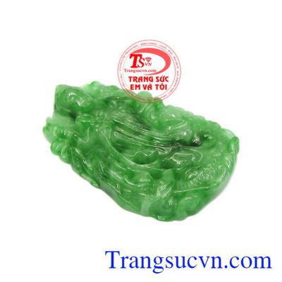 Mặt phật bà jadeite thiên nhiên được chạm khắc vô cùng tinh tế mang đến cho người dùng một sản phẩm hoàn hảo. 