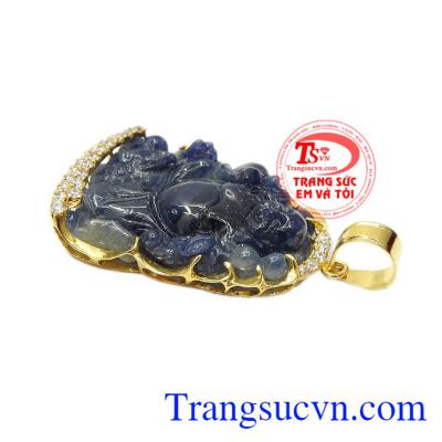 Sản phẩm kết hợp cùng sapphire thiên nhiên tạo nên một sản phẩm vô cùng sang trọng và hợp phong thủy. Mặt phật di lặc sapphire vạn phúc