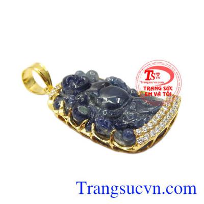 Mặt phật di lặc sapphire vạn phúc được chế tác từ vàng tây 18k sáng bóng.