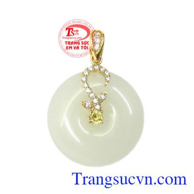 Mặt vàng ngọc cẩm thạch nữ tính được thiết kế tinh tế, đường nét sắc xảo từ vàng 14k.
