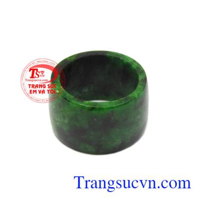 Nhẫn cẩm thạch nam tính được chế tác kiểu bản vuông. 