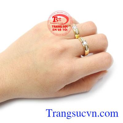 Nhẫn cưới vàng 18k là sự lựa chọn tuyệt vời cho mọi người Nhẫn cưới tình yêu viên mãn