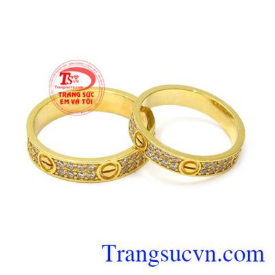 Nhẫn cưới vàng tinh tế được chế tác từ vàng 18k chất lượng với mẫu mẽ đẹp mắt, hợp xu hướng.