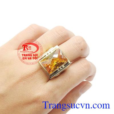 Nhẫn nam đính đá nam tính được bảo hành uy tín, giao hàng toàn quốc. Nhẫn nam đính đá nam tính