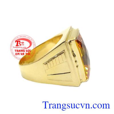 Sản phẩm kết hợp vàng tây 10k và đá nhân tạo giúp tăng thêm vẻ đẹp cho chiếc nhẫn. Nhẫn nam đính đá nam tính