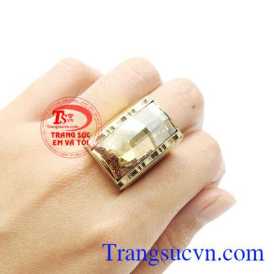 Viên đá nhân tạo với các mặt giác cắt lấp lánh mang lại sự cao trọng. Nhẫn nam đính đá thời thượng