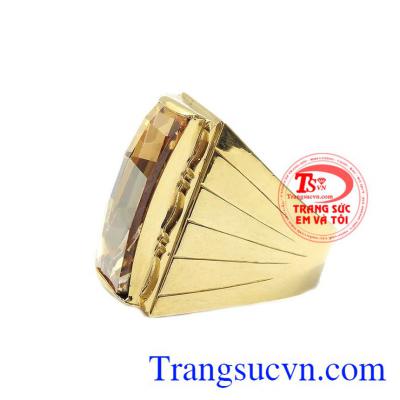 Các chi tiết hai bên được chăm chút tỉ mỉ tạo sức hút. Nhẫn nam đính đá thời thượng