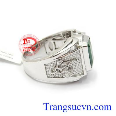 Nhẫn nam Emerald may mắn phù hợp với nhiều phong cách thời trang tôn lên sự mạnh mẽ, cá tính và đẳng cấp cho phái mạnh