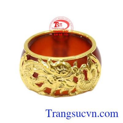 Nhẫn ngọc bọc rồng vàng công danh mang lại may mắn, tài lộc cho người đeo.