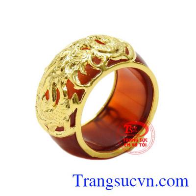 Nhẫn ngọc bọc rồng vàng công danh được chạm khắc tinh xảo từ vàng 10k và đá mã não.