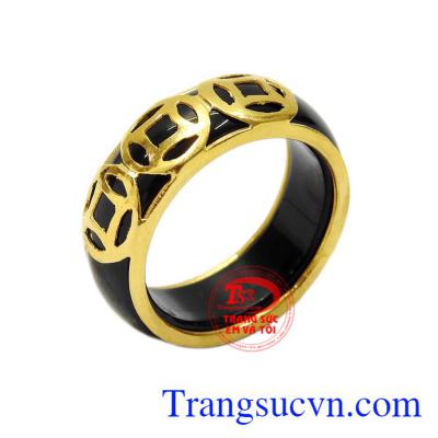 Nhẫn ngọc bọc vàng kim tiền được chế tác đẹp mắt, phù hợp cho những người mệnh Thủy và Mộc.