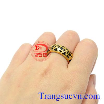 Nhẫn ngọc bọc vàng kim tiền tinh tế.