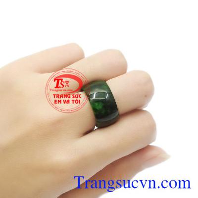 Đeo nhẫn ngọc giúp người dùng thể hiện đẳng cấp phái mạnh. Nhẫn ngọc cẩm thạch ngón út đẹp