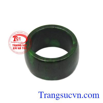 Sản phẩm hợp phong thủy, mang đến cho người dùng sự bình an và mạnh mẽ. Nhẫn ngọc cẩm thạch ngón út đẹp